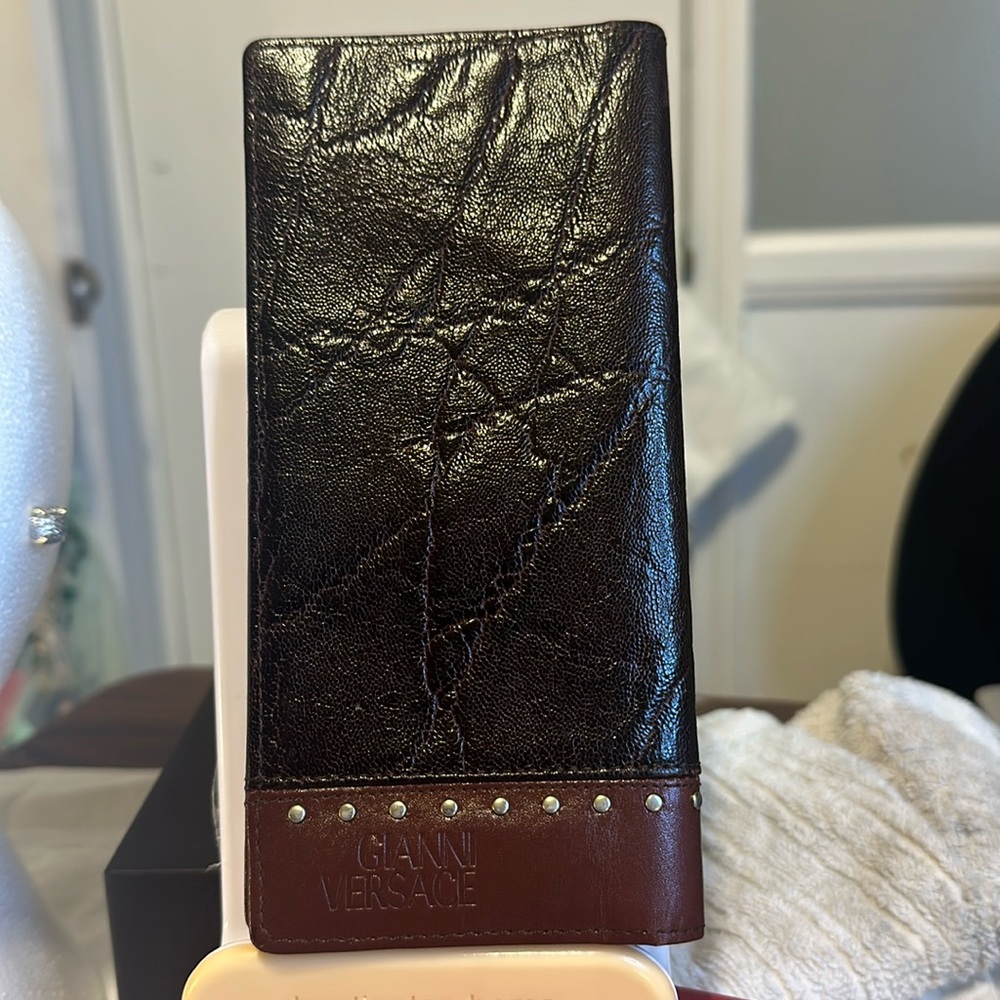 Beautiful bifold Gianni Versace pre-loved crocodile embossed